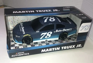 Action 1:24 Martin Truex Jr 2018 #78 Auto Owners Insurance NASCAR AUTHENTICS - Picture 1 of 10