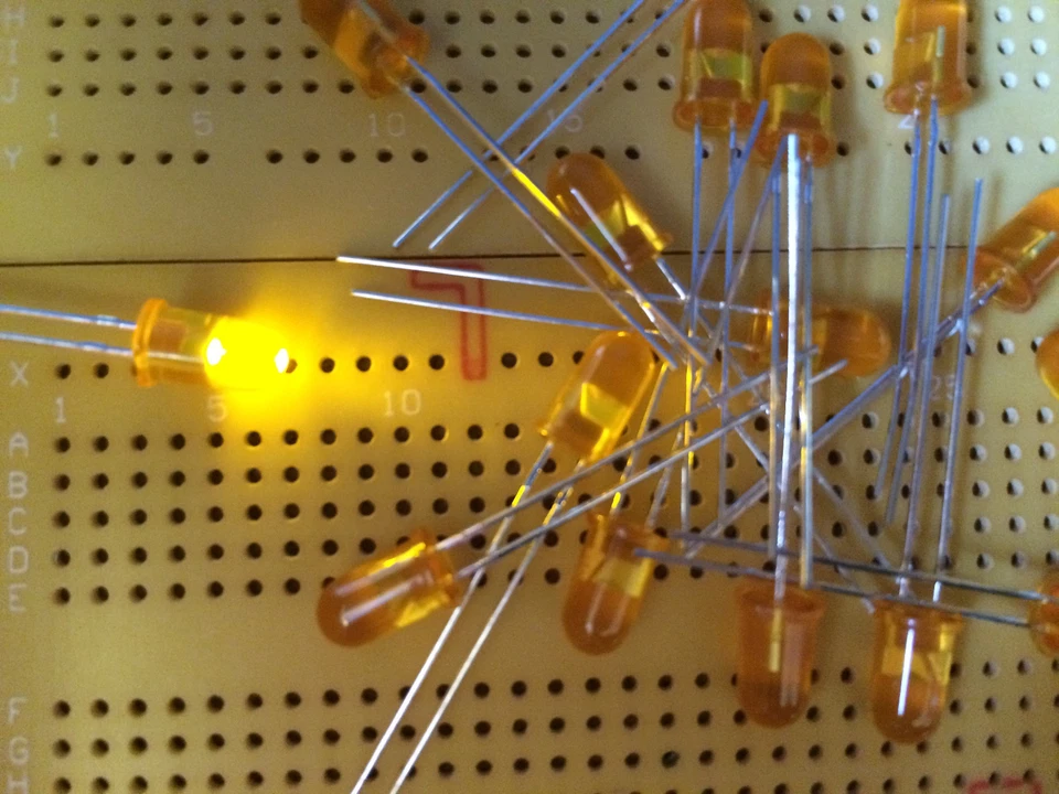 5mm Yellow Indicator LED HLMP-3862 585nm 9.2mcd 60° Multi Qty - Image 1 of 1