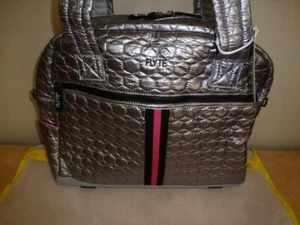 Flyte Silver borsa da notte/trasporto o laptop + custodia trucco - nuova con etichette - Foto 1 di 7