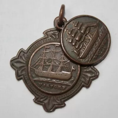 2 Antiguos Medallones De Cobre Hms Victory Nelson Sociedad De Marineros BritÁnicos Y Extranjeros • 63.49€