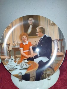 KNOWLES collector's plate Annie, "Tomorrow" 1985, Plate # 7906 D also COA incl. - Picture 1 of 12