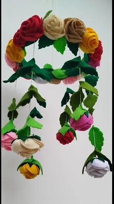 Cuna móvil de fieltro hecha a mano - decoración de vivero suave y segura - cuna móvil Foto 1 de 4