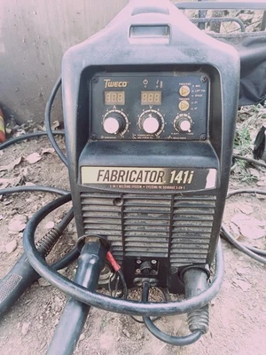 Soldador de palo Mig Tig 3 en 1 a la venta más de 2 mil dólares y está lleno de cable Foto 1 de 4