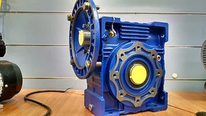 Worm Drive Gearbox NMRV090 80:1 ratio B5 Flange 19mm input shaft Speed reducer - Picture 1 of 4