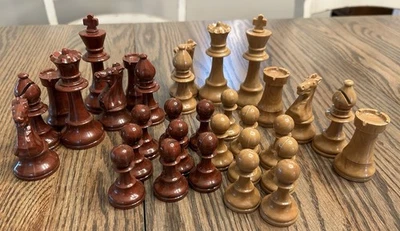 Vintage Plastic Chess Set Green Felt Bottoms 3 1/2" King Marbled Wood Grain Look - Image 1 of 4