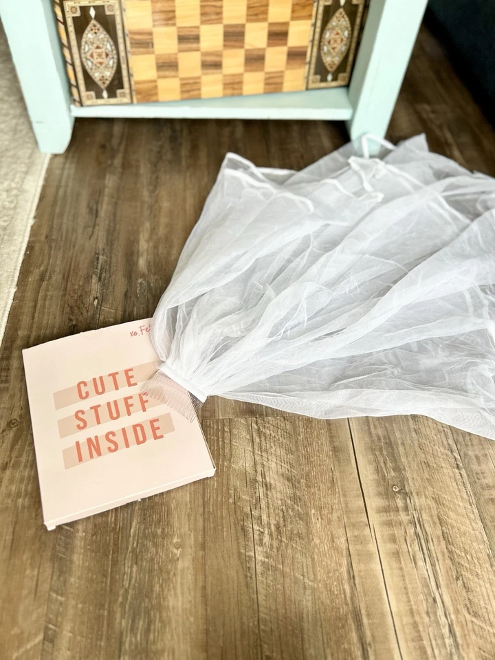 Velo de novia con clip peine marca Xo, Fetti para despedida de soltera, ducha nupcial, etc. Foto 1 de 4