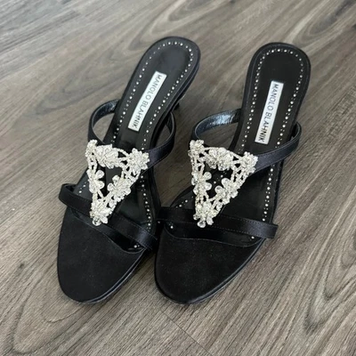 Sandálias Manolo Blahnik Trinamu 50 salto gatinho preto 36,5 sapato enfeitado de cetim - Imagem 1 de 4