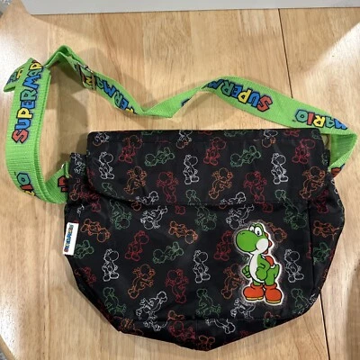 Bolso Bandolera Nintendo Super Mario Bros Yoshii Nylon Negro Verde Nuevo Sin Etiquetas Foto 1 de 4