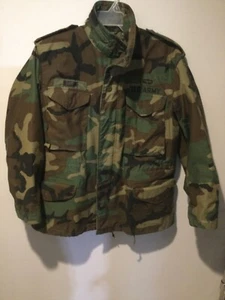 CHAQUETA DE CAMPO VINTAGE USGI EJÉRCITO M65 BOSQUE CAMUFLAJE DORADA MFG PEQUEÑA LARGA - Imagen 1 de 11