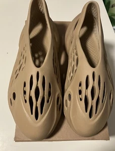 Adidas x Yeezy Foam Runner taglia 12 ocra NUOVE GW3354 RNNR autentiche 350 700 slide - Foto 1 di 10