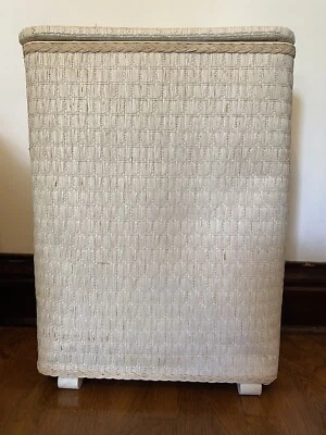 Cesta de lavandería de mimbre tejida blanca crema de colección MCM Redmon Foto 1 de 4