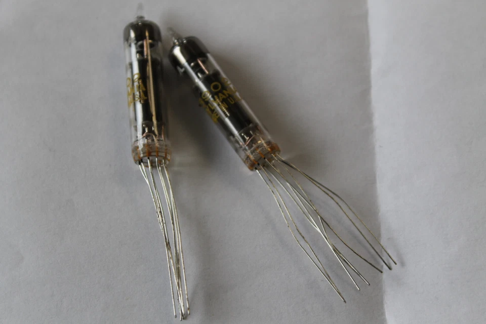 UN PAR DE TUBOS DE RADIO VINTAGE SYLVANIA EE. UU. P/N 5902 NUEVO EXCEDENTE Foto 1 de 1