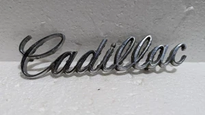 Cadillac 1973-76 cupé Deville Fleetwood original cromo maletero emblema insignia - Imagen 1 de 7