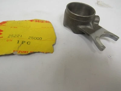 Horquilla de cambio Suzuki TS100 1973-74, TS125, TS185, TS90 1971-73 # 2 p.n 25221-25000 Foto 1 de 2