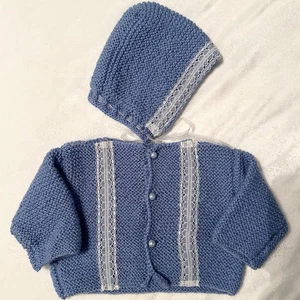 Vintage Handarbeit gehäkelt Baby Mädchen blau Strickjacke Pullover & Mütze Mütze Set Neu mit Karton - Bild 1 von 8