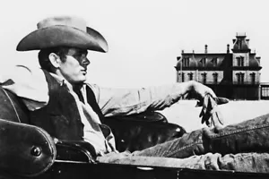 Póster gigante de James Dean 24X18 en coche por rancho icónico - Imagen 1 de 1