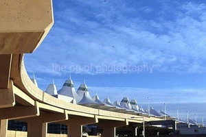 AEROPUERTO INTERNACIONAL DE DENVER Encontrado 35mm DIAPOSITIVA Foto ARQUITECTURA 57 LA 84 H - Imagen 1 de 1