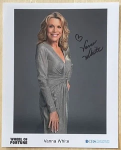 VANNA WHITE, 100 % AUTHENTISCHES HANDSIGNIERTES 8" x 10" FOTO, GLÜCKSRAD! - Bild 1 von 1