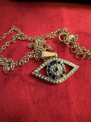 Pingente de aço inoxidável dourado Evil Eye e 20 pol. Corrente. Cristais brancos/pretos - Imagem 1 de 4