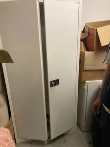 Metallschrank/Arztschrank weiß, 1,80m lang, 0,90m breit, 0,45m tief. - Bild 1 von 2