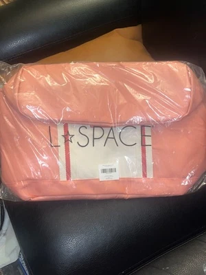 Bolso de Mano L*Space Cooler Aislado en Coral Primavera 2022 Foto 1 de 3