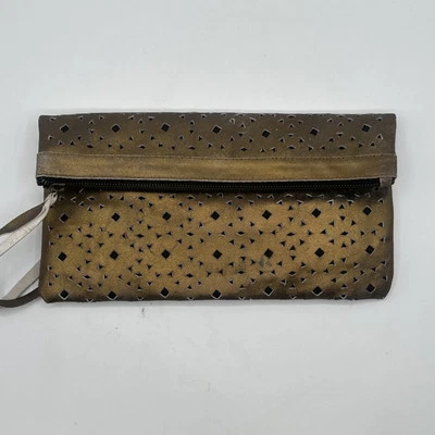 Bolso sin asas Cleobella dorado metálico corte láser grande plegable fiesta de graduación Foto 1 de 4