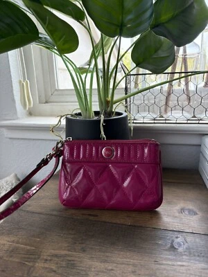 Muñequera acolchada Coach charol C en relieve arándano rosa fucsia brillante cremallera Foto 1 de 4