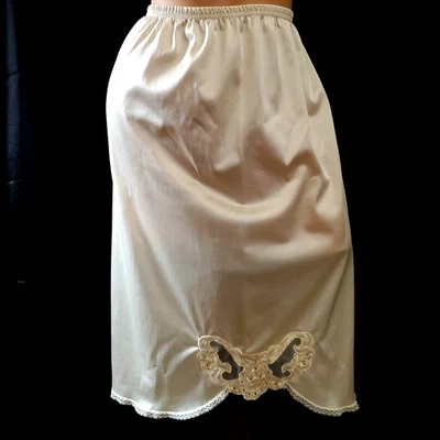 Falda Vintage Montgomery Ward Media Slip BRILLANTE MARFIL SATINADO Bordado GRANDE Foto 1 de 4