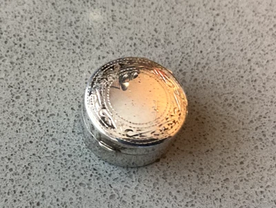 Pastillero pequeño redondo grabado plata de ley Foto 1 de 4