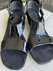 Women’s shoes Black Patten Leather size 8 with a 1” Heel 