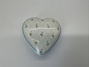 Vtg Heart Shaped Porcelain Trinket Box Floral Quilt 1 3/4” T, 3 1/2” W - Picture 1 of 8