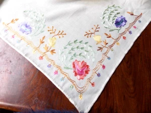 CHALE ETOLE CARRE BRODE MAIN ECRU GROSSES FLEURS SUR VISCOSE - Picture 1 of 3