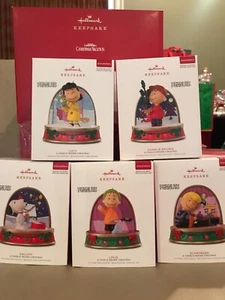 Hallmark Keepsake Storytellers 2018 Peanuts A Charlie Brown Weihnachten komplett - Bild 1 von 8