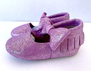 Affenfüße rosa Glitzer Schuhe Stiefeletten Fransen Schleife Kleinkind Mädchen 12-18 NEU - Bild 1 von 6