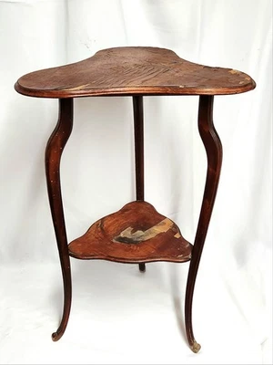 Mesa auxiliar triforme francesa estilo Art Nouveau con incrustaciones de dos niveles de Emile Gallè Foto 1 de 4