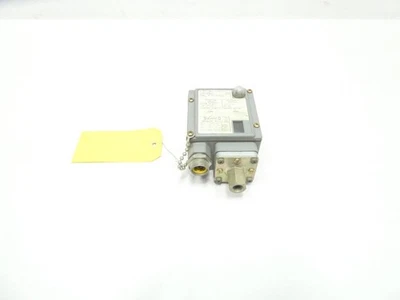 Square D 9012 GDW-5 Pressure Switch 3-150psi 300v-ac 300v-dc - Image 1 of 4