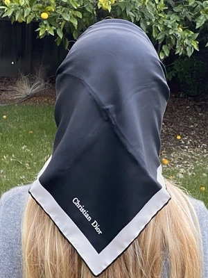 复古 Christian Dior 100% 真丝围巾黑色白色双色意大利 26 英寸拼色 — 第 1/4 张图片