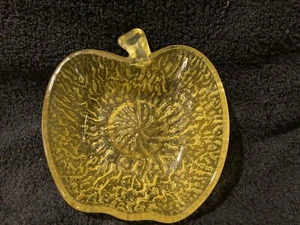 Plato de caramelo con forma de manzana de vidrio amarillo Italia 1 1/2" T x 5" x 5" baratija cuenco de cereal - Imagen 1 de 2