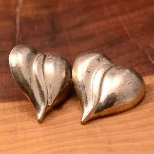 VINTAGE STERLING SILVER RIDGED CURVED HEART STUD EARRINGS (3M824) Great - Picture 1 of 3