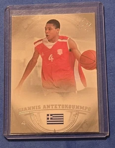 2013-14 SP Authentic Giannis Antetokounmpo RC #13 Greece Milwaukee Bucks  - Bild 1 von 2