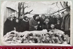 Foto de colección de mujer muerta en ataúd abierto funeral cadáver horror post mortem de la década de 1950 - Imagen 1 de 2