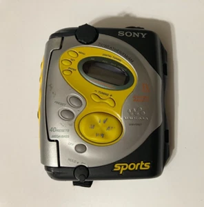 Sony WM-FS421 Walkman Radio Funzionante, Lettore Cassette Non COSÌ COM'È PER RICAMBI - Foto 1 di 3