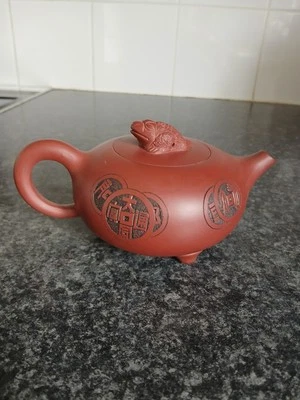 Tetera china de arcilla Yixing con decoración de rana  Foto 1 de 4