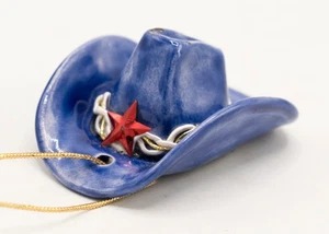 Sombrero de Vaquero Azul Cerámica De Colección Adorno de Navidad Estrella Roja Rancho Occidental - Imagen 1 de 9
