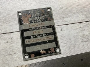 PLACA DE IDENTIFICACIÓN ORIGINAL POST SEGUNDA GUERRA MUNDIAL F-105D 1RE THUNDERCHIEF ESPECIFICACIONES DE DATOS DE AVIONES - Imagen 1 de 2