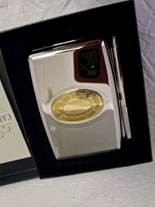 Estuche Calculadora Original The DAlvey con Bloc de Notas Pluma Nuevo en Caja Regalo de Cumpleaños - Imagen 1 de 3