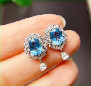 Pendientes colgantes/gotas con halo de topacio azul simulado de corte ovalado enchapados en oro blanco de 14 k - Imagen 1 de 6