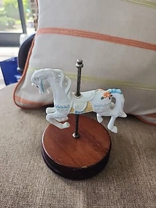 Caja de música de porcelana Interpur carrusel para caballos con base de madera - Imagen 1 de 10