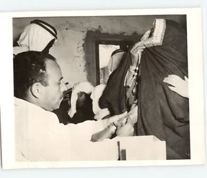 Tribu beduina nómada mujer tuberculosis vacuna Negev ISRAEL 1954 foto de prensa - Imagen 1 de 2