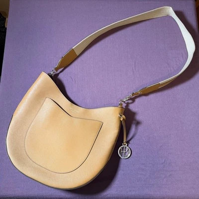 Bolso Bandolera Henri Bendel West 57th Hobo en Cuero Saffiano Beige/Tostado Foto 1 de 4